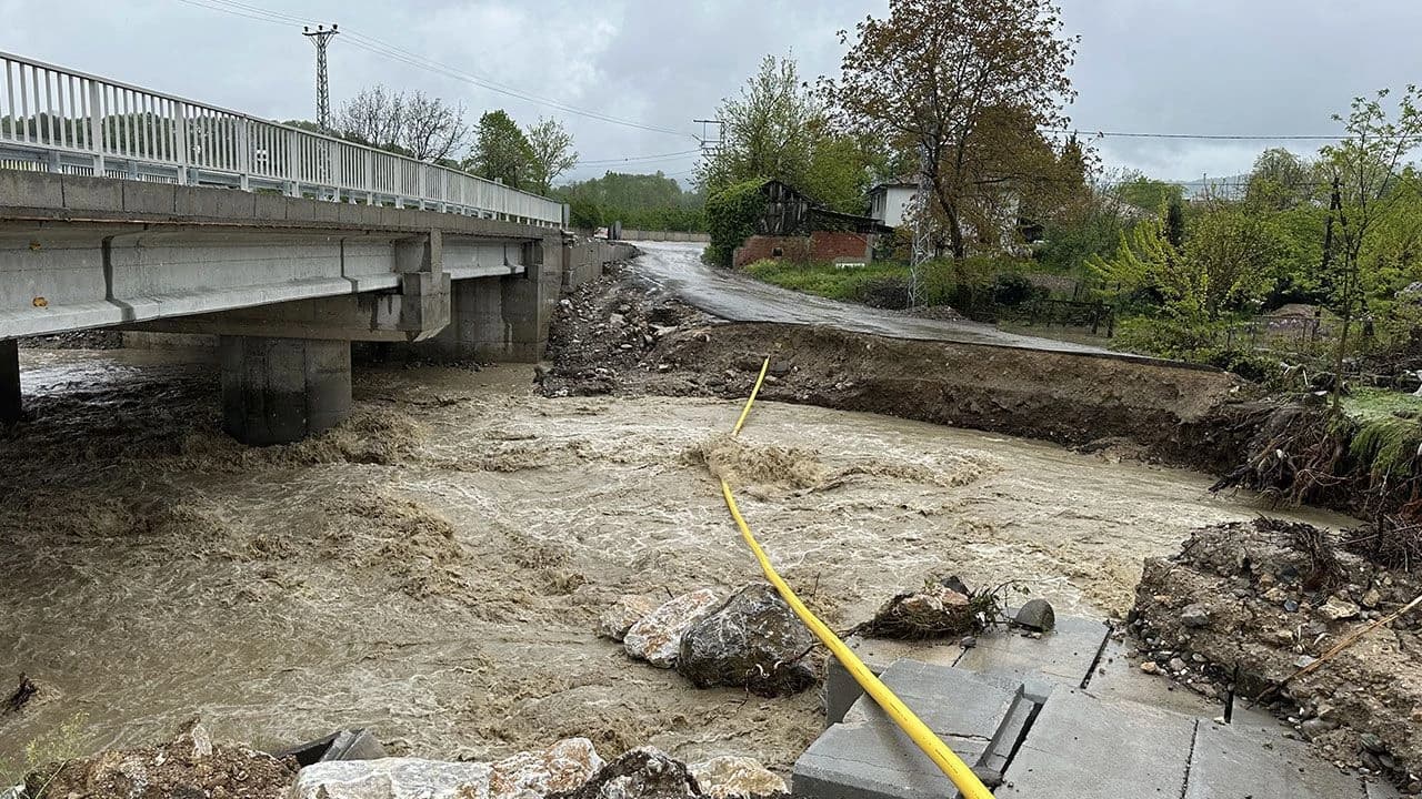 Sakarya'da sağanak nedeniyle bazı okullarda eğitime 1 gün ara verildi