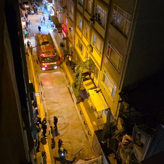 Bakırköy'de metruk binada korkutan çökme: 2. katı yola yıkıldı