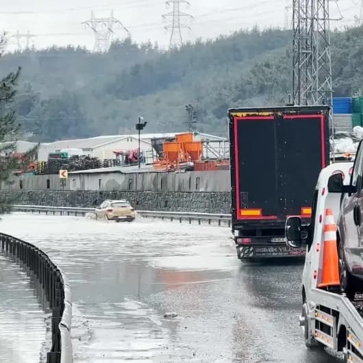 Eyüpsultan'da yollar göle döndü otomobiller yolda kaldı