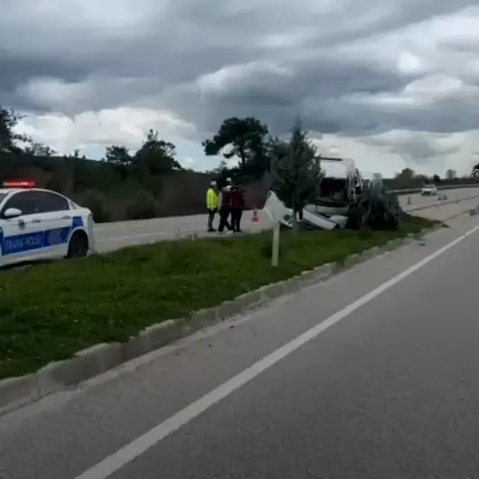 Kontrolden çıkan minibüs refüje çıktı: 2 yaralı