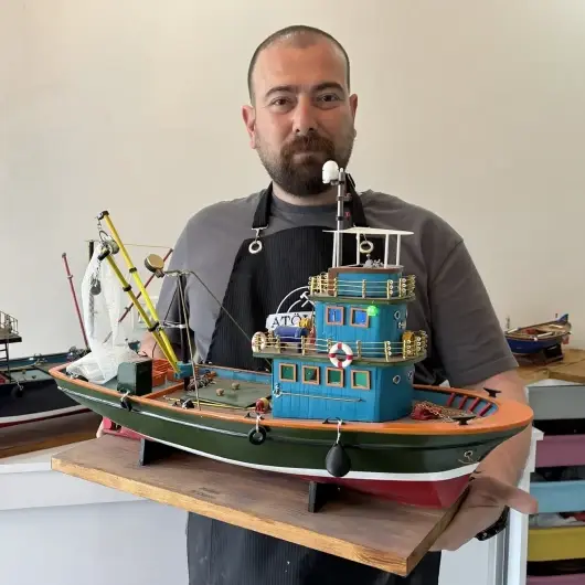 Denizcilik mirasını 'minyatür tersanesi'nde geleceğe taşıyor