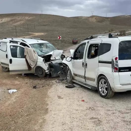 Malatya’da iki araç kafa kafaya çarpıştı: 4 yaralı