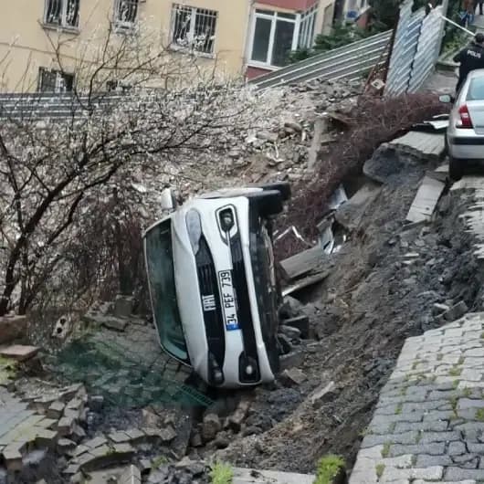 Yer yarıldı otomobil içine düştü: Üsküdar'da 'pes' dedirten olay