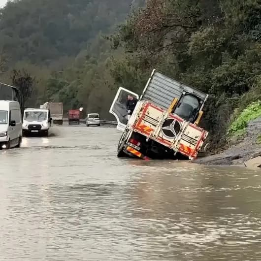 İstanbul'da kamyon sürücüsü göle dönen yolda mahsur kaldı