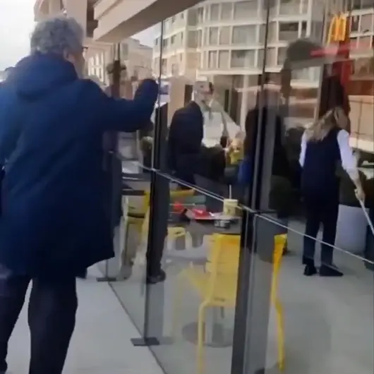 Üsküdar’da vicdan sahibi insanlar soykırımın finansörü McDonald's’ta yemek yiyenlere isyan etti: Biraz az vicdanı olan buradan kalkar gider