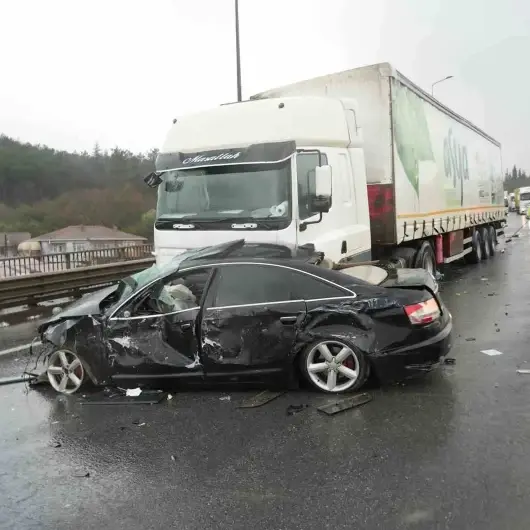 TEM’de 6 araç birbirine girdi: Tırda yüklü sular yola saçıldı