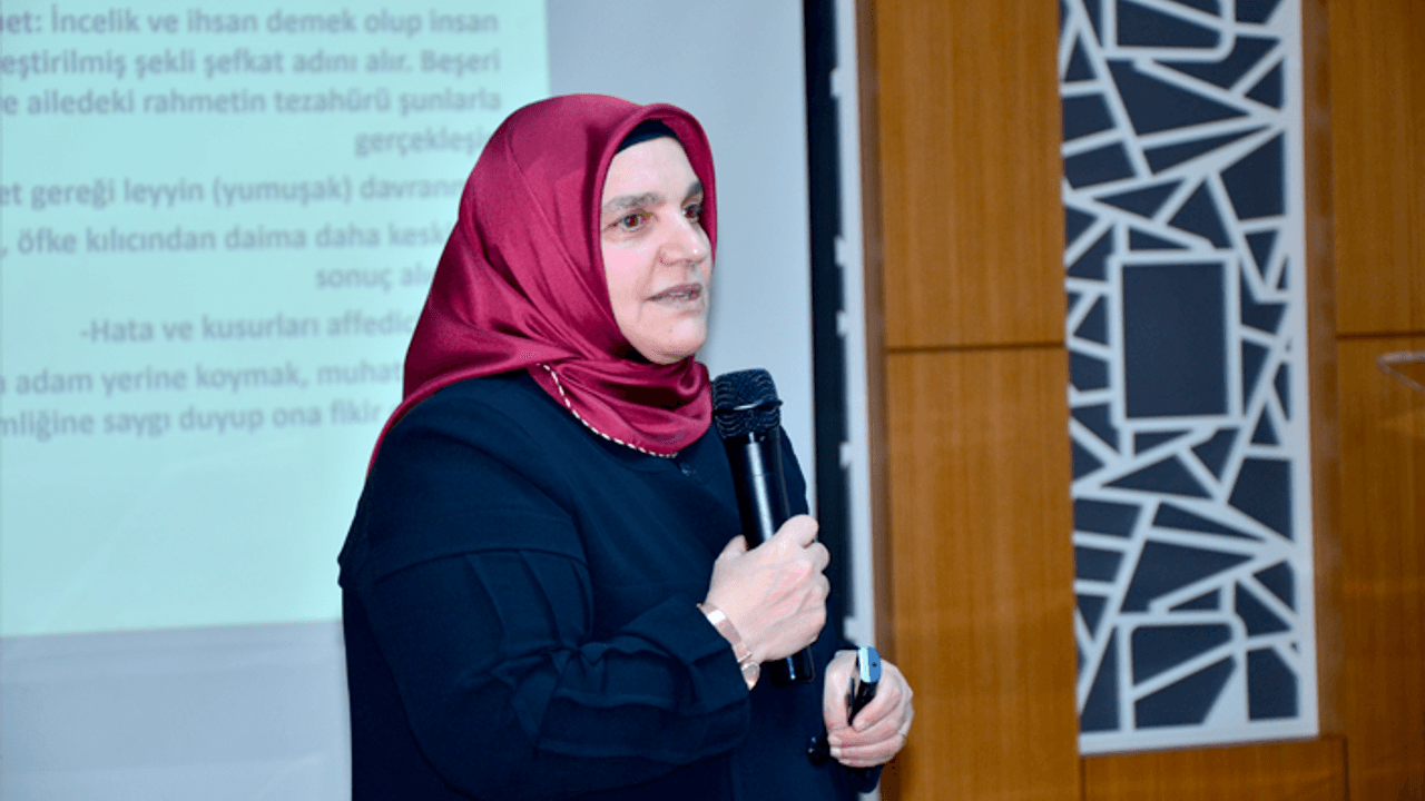 Eğer beklediğimiz gül gelmiyorsa gül sunmasını bilmediğimizdendir