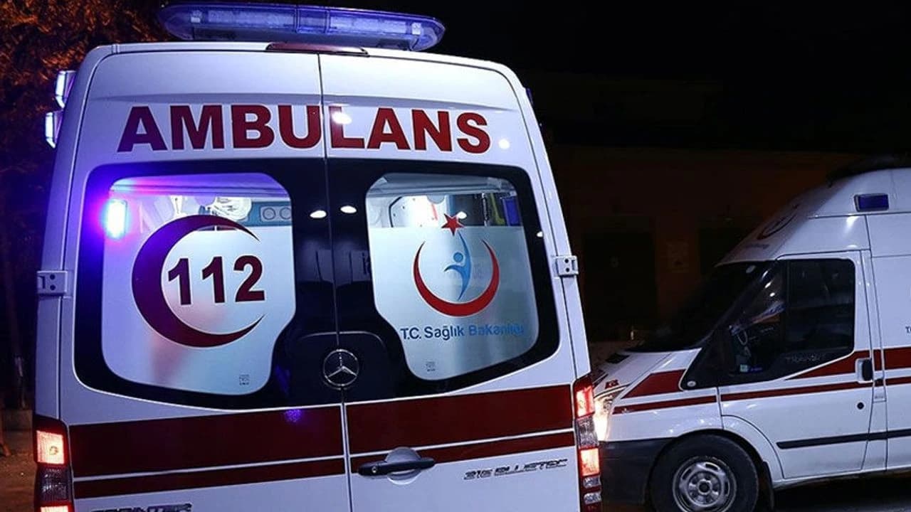 Kars'ta ambulans ile otomobil çarpıştı, sağlık görevlileri yaralandı