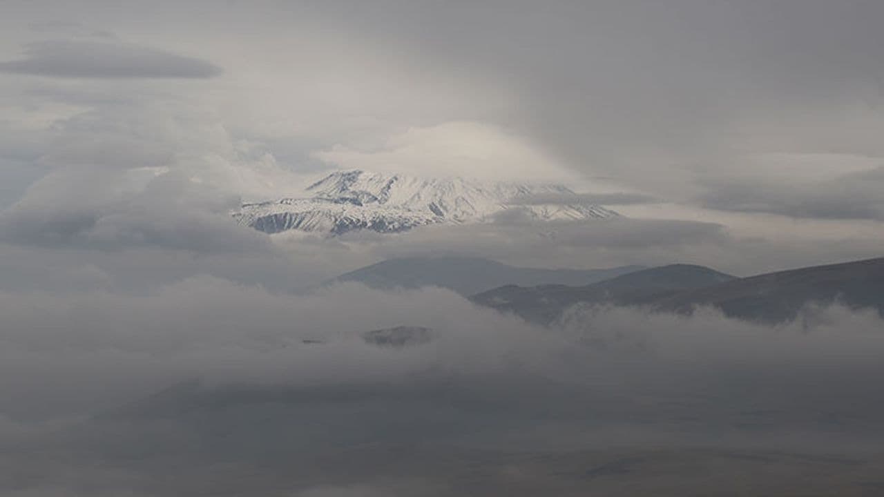 Aras Dağları sisler altında görüntülendi