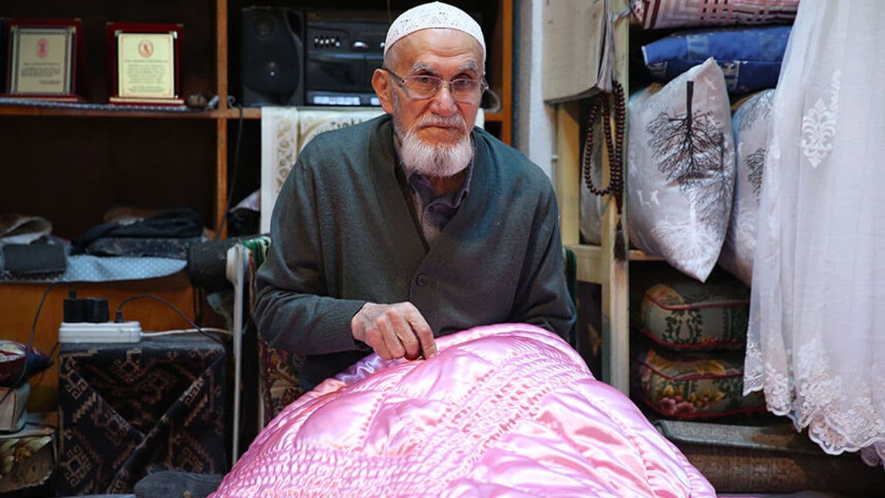 Yorgancı dede 72 yıldır iğnesini elinden bırakmıyor