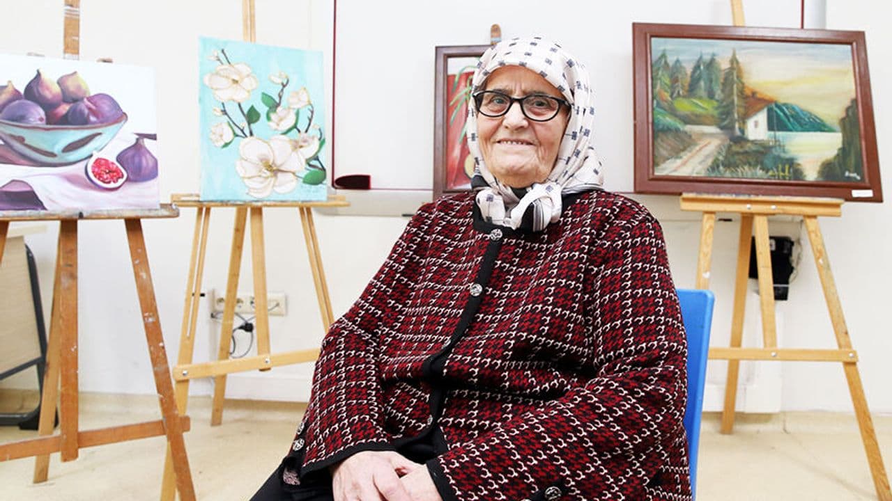 81 Yaşındaki Esme teyze eğitim sevgisiyle örnek oluyor