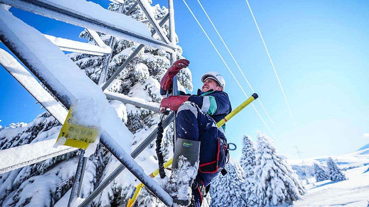 Kesintisiz enerji için zorlu koşullarda çalışıyorlar