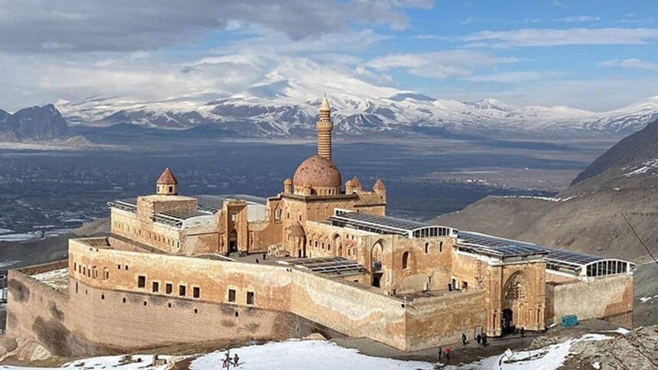 İshak Paşa Sarayı kışın da ziyaretçileri ağırlıyor