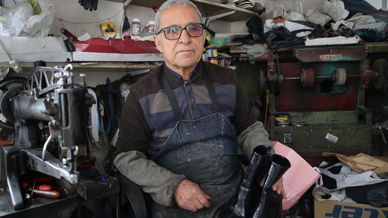 Hataylı usta 44 yıldır aynı dükkanda ayakkabı tamir ediyor