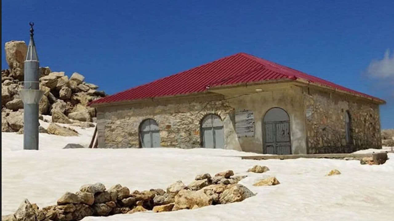 Torosların zirvesinde 7 asırlık cami