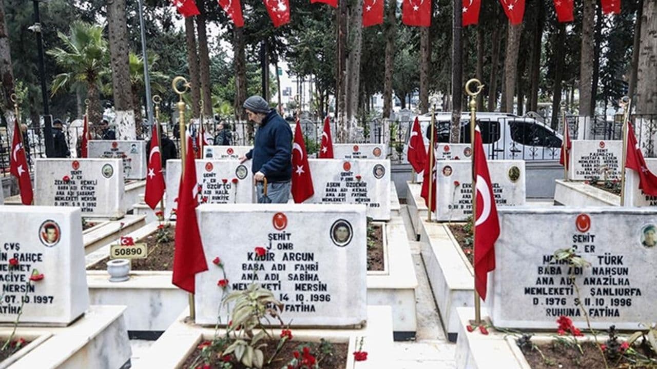 Şehitliklere bayram ziyareti