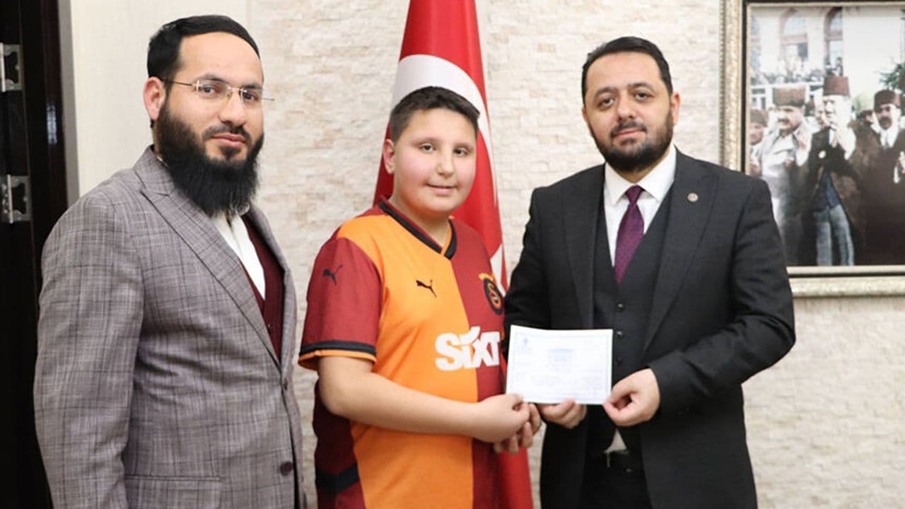 Bayram harçlıklarını Gazzeli kardeşlerine gönderdi