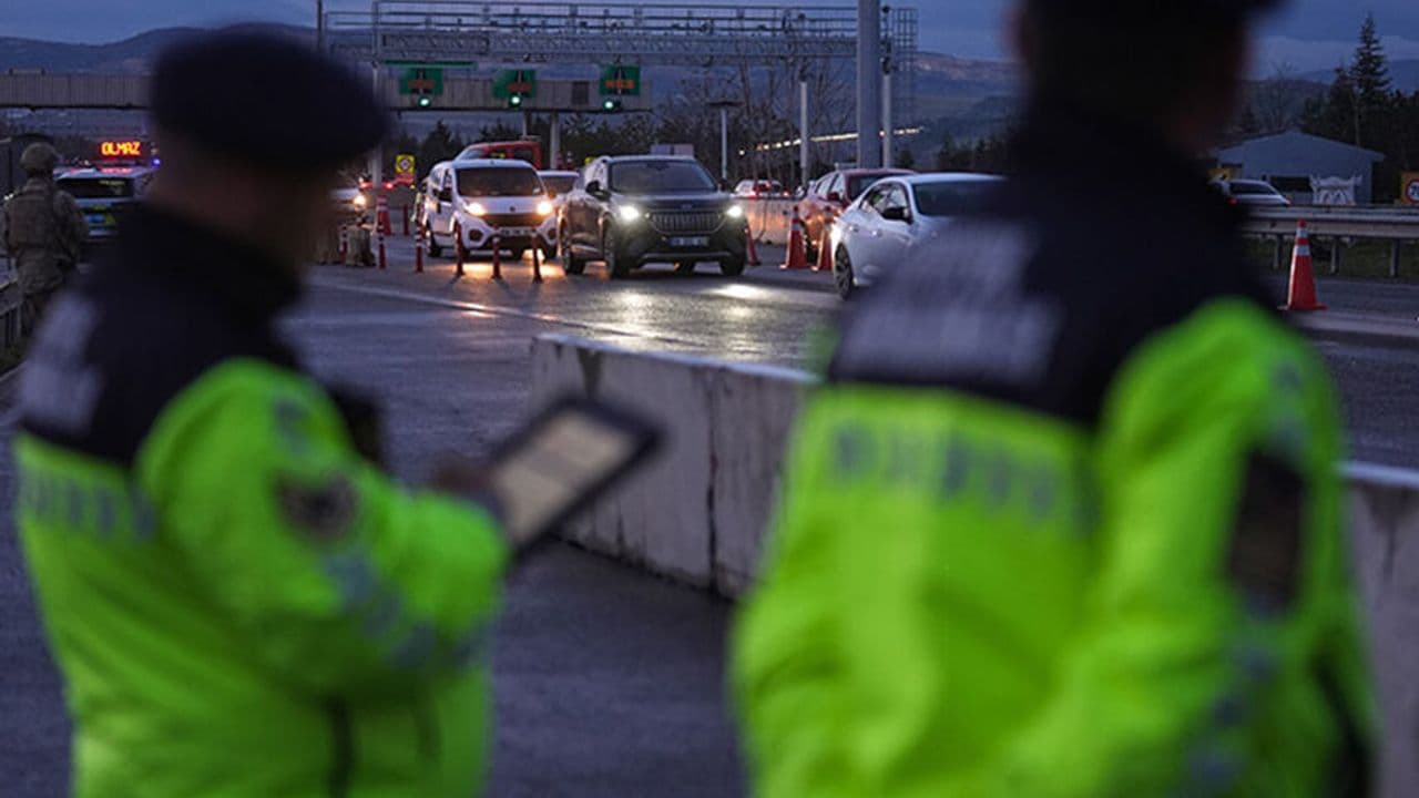 İstanbul ve Ankara'da bayram dönüşü trafik yoğunluğu oluştu