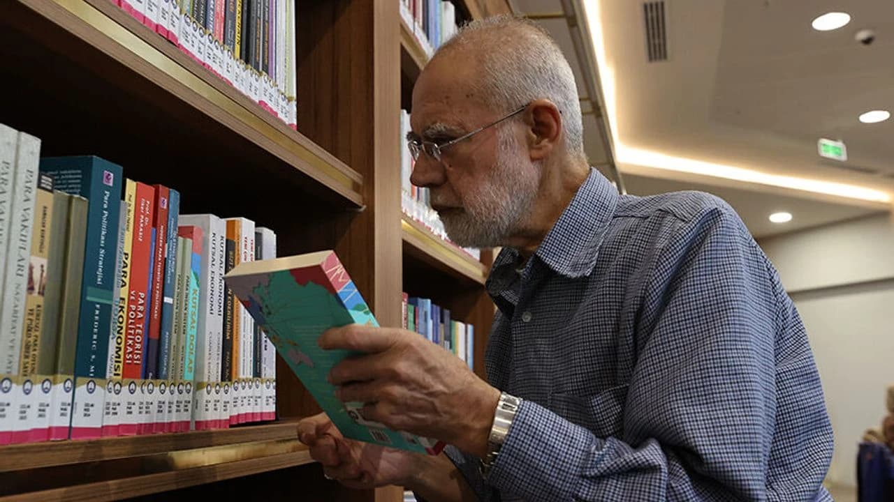 "Kitap kurdu" 76 yaşındaki emekli terzi gençlere örnek oluyor