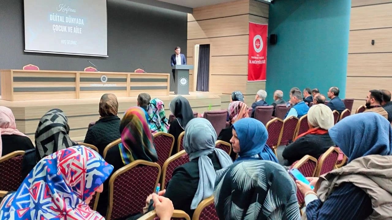 Tekirdağ'da "Dijital Dünyada Çocuk ve Aile" konferansı