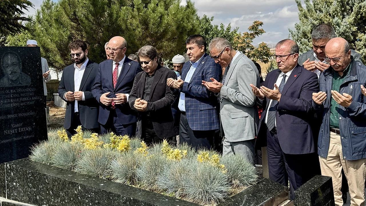 "Bozkırın Tezenesi" Neşet Ertaş, Kırşehir'de mezarı başında anıldı