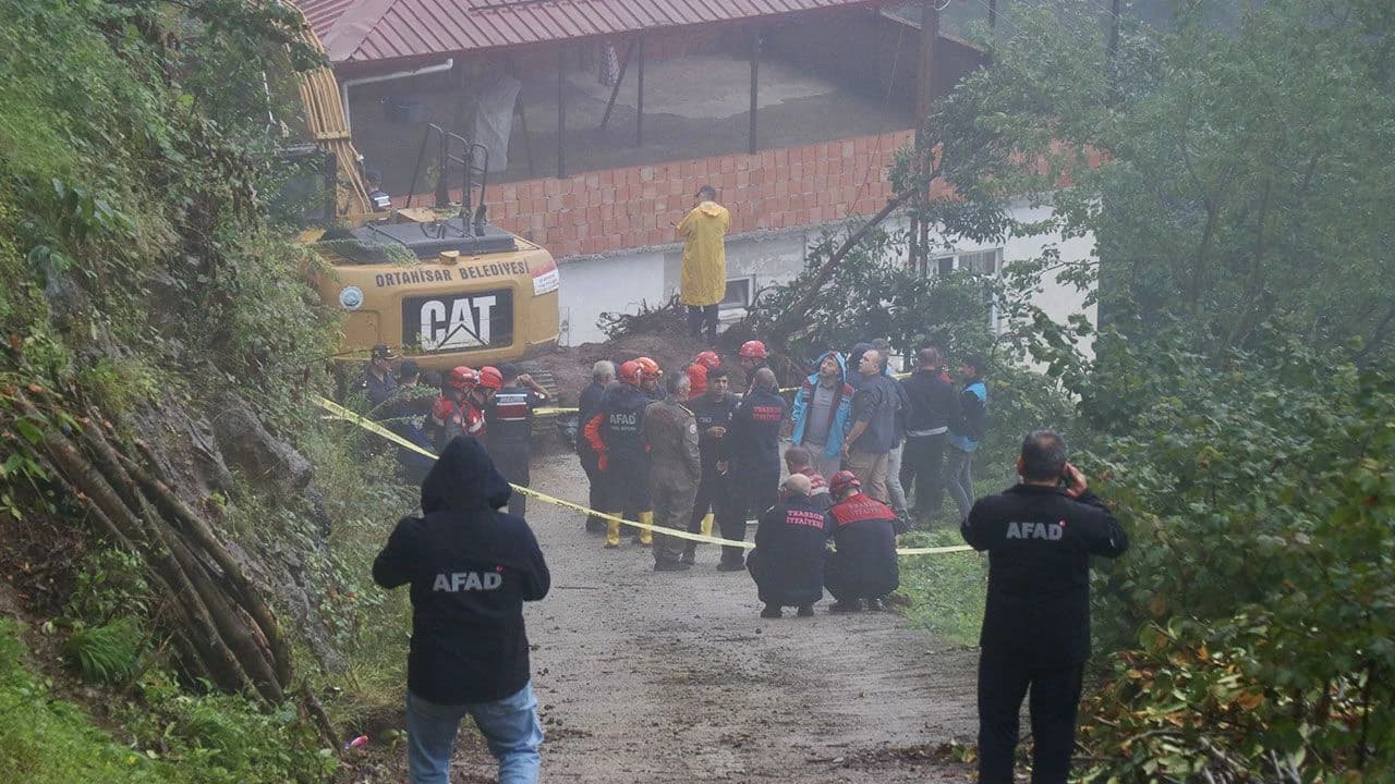 Trabzon'da heyelanda toprak altında kalan kişi öldü