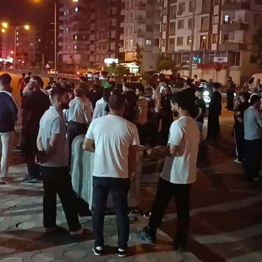 Yaya geçidinde yaralanmalı feci kaza: Mahalleli yolu trafiğe kapattı