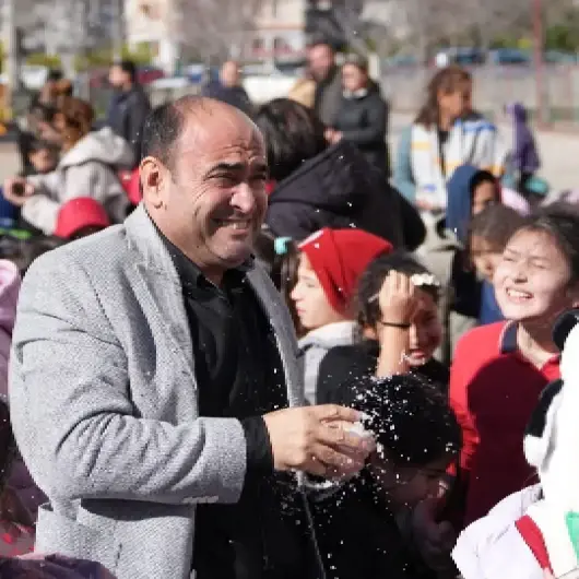 “Babam olsaydı benimle oynardı” diyen çocuğa Belediye Başkanı’ndan kamyonla kar sürprizi