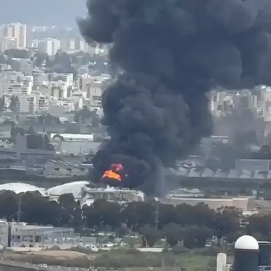 İsrail’in petrol rafinerisi vuruldu: Bölgeden yoğun dumanlar yükseldi