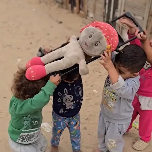 Gazze’de çocukların oyunu bile cenaze: Oyuncak bebekle 'şehit' taşıdılar