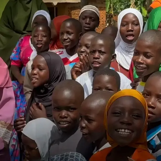 Uganda’da yetim çocuklar Kabe’de hacılar ilahisiyle duygulandırdı