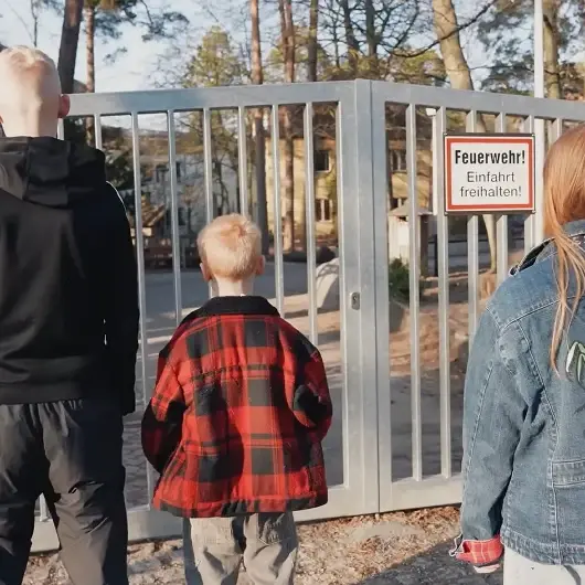 "Sadece kadın ve erkek" vardır diyen ailenin çocukları okuldan kovuldu