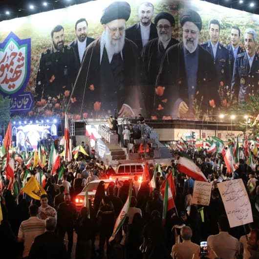 İnkılap Meydanı doldu taştı: İran'ın başkenti Tahran'da binlerce kişi, ABD ve İsrail'i protesto etti