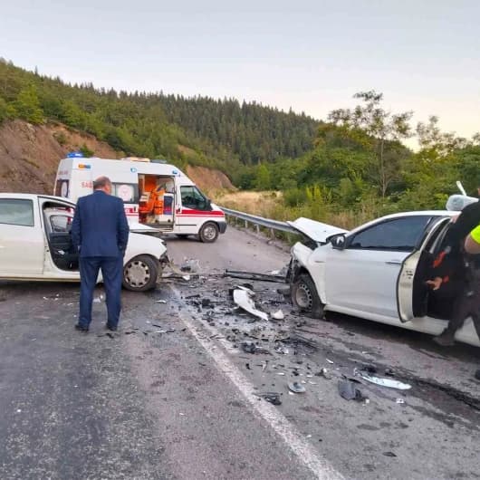 Otomobiller kafa kafaya çarpıştı: Yaralılar var