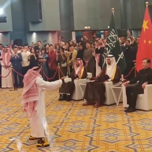 Riyad'da bilim kurgu filmlerini aratmayan anlar: Çinli insansı robotlar geleneksel kıyafetlerle 'Ardah' dansı yaptı