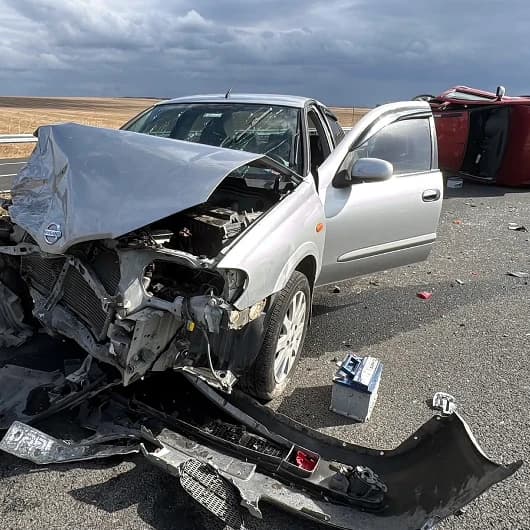 Refüje çarpan otomobile arkadan gelen otomobil çarptı: Taklalı kazada dört yaralı