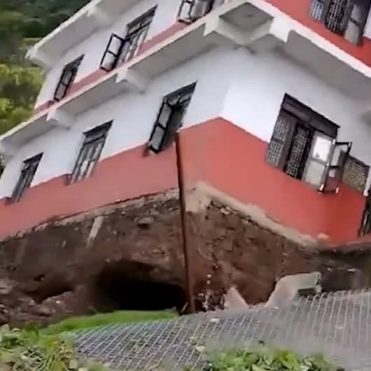Nepal'de sel felaketi: Hükümet binasının nehre kapıldığı an kamerada