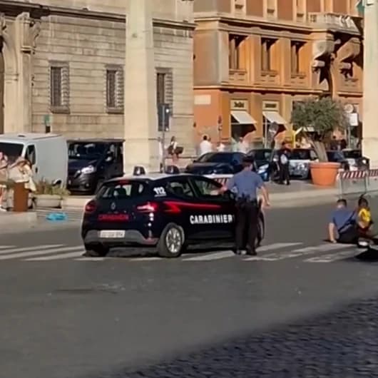 Vatikan usulü polis müdahalesi: Ekip otosuyla hem şüpheliye hem ekip arkadaşına aynı anda çarptı
