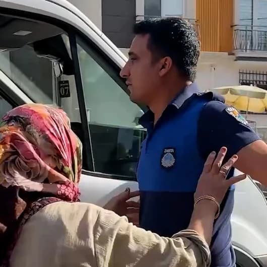 Antalya’da malzemelerine el konulan seyyar satıcılar zabıta ekiplerine direndi