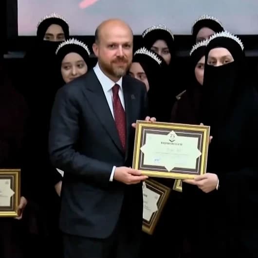 Bilal Erdoğan 75 Günde Hafızlık Programını tamamlayan 40 kız öğrencinin hafızlık belgelerini teslim etti